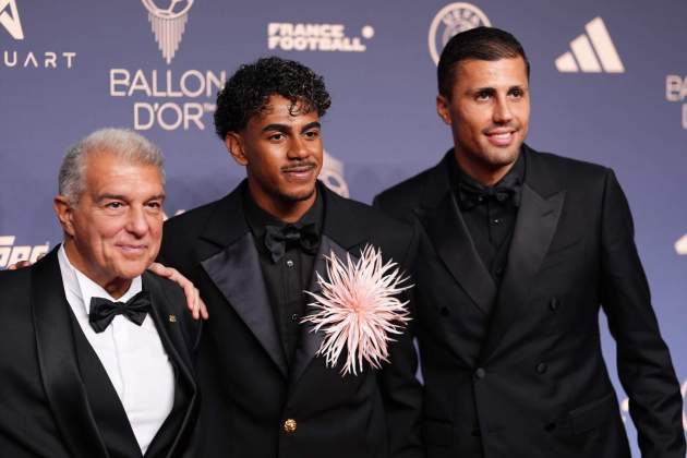Laporta, Lamine Yamal y Rodri Hernández en la gala del Balón de Oro / Foto: Europa Press