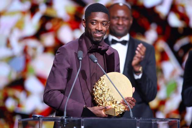 Dembélé recoge el premio del PSG como mejor equipo de la temporada / Foto: EFE