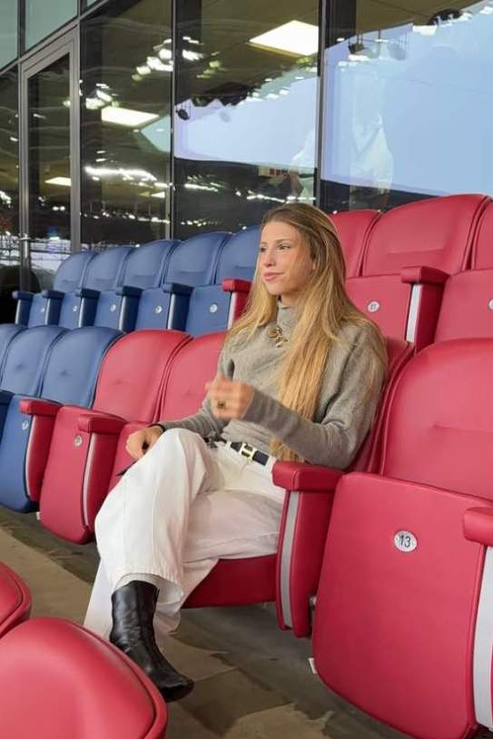 L'Emma, filla de l'Óscar García, visitant l'estadi on entrena el seu pare IG L'Emma, filla de l'Óscar García, visitant l'estadi on entrena el seu pare IG