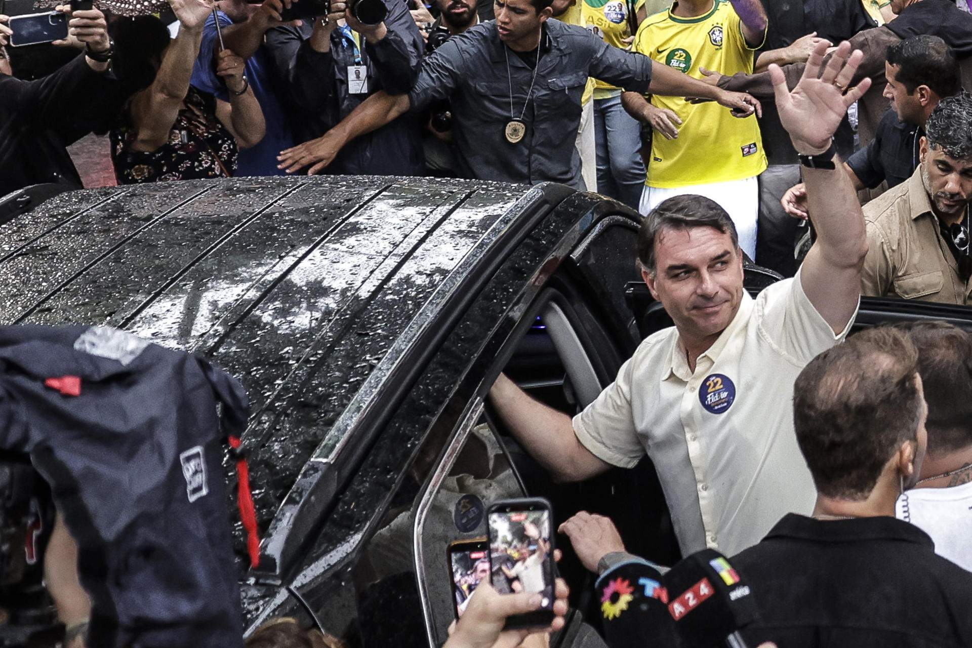 La rápida y misteriosa fuga de Flávio Bolsonaro: ¿cómo ha huido a Estados Unidos ante el cerco judicial?