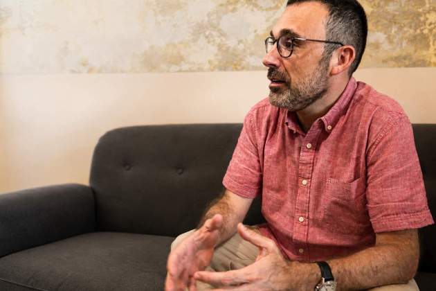 Entrevista càlida al sofà