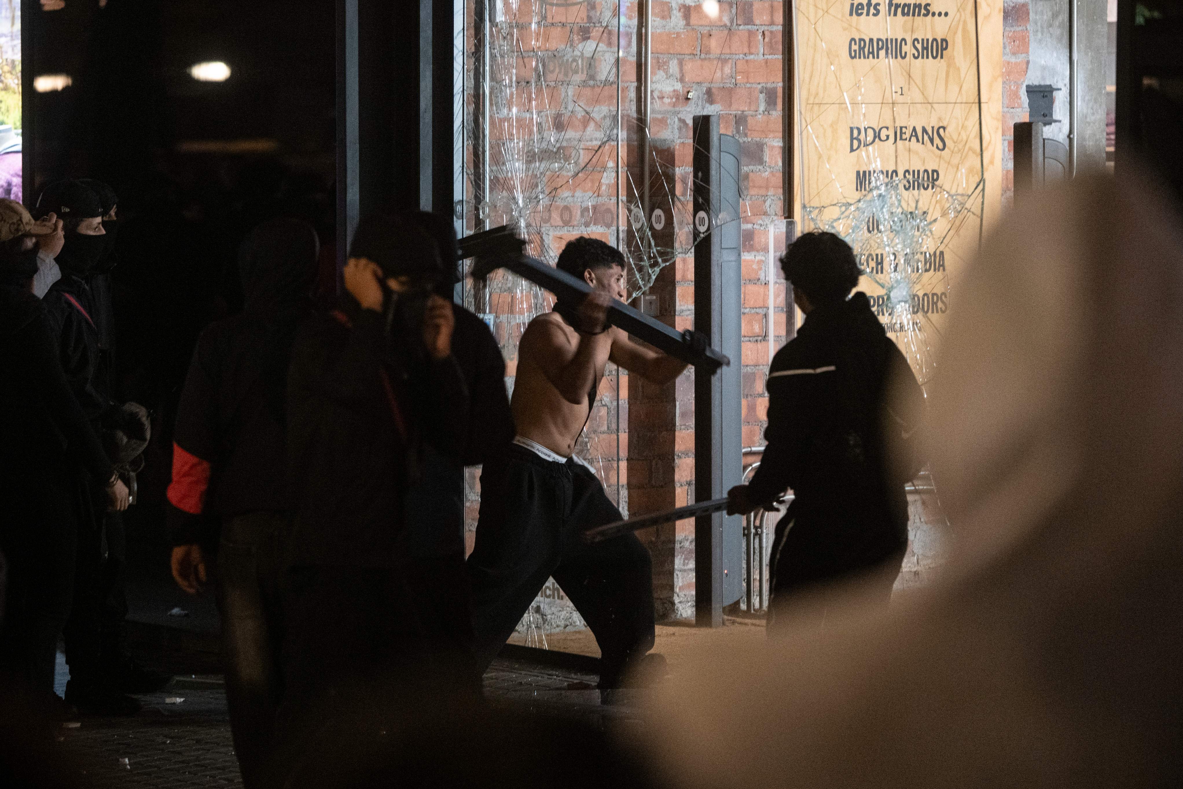 Se multiplican los llamamientos para provocar el caos en varios puntos de Catalunya: "De negro y con máscaras"
