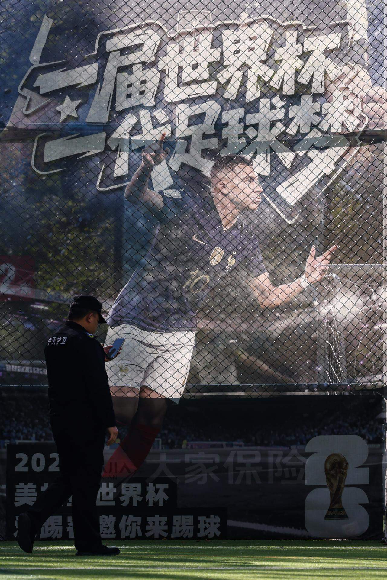 China retira el Racing-Real Madrid de la parrilla televisiva y aficionados chinos queman camisetas de Mbappé