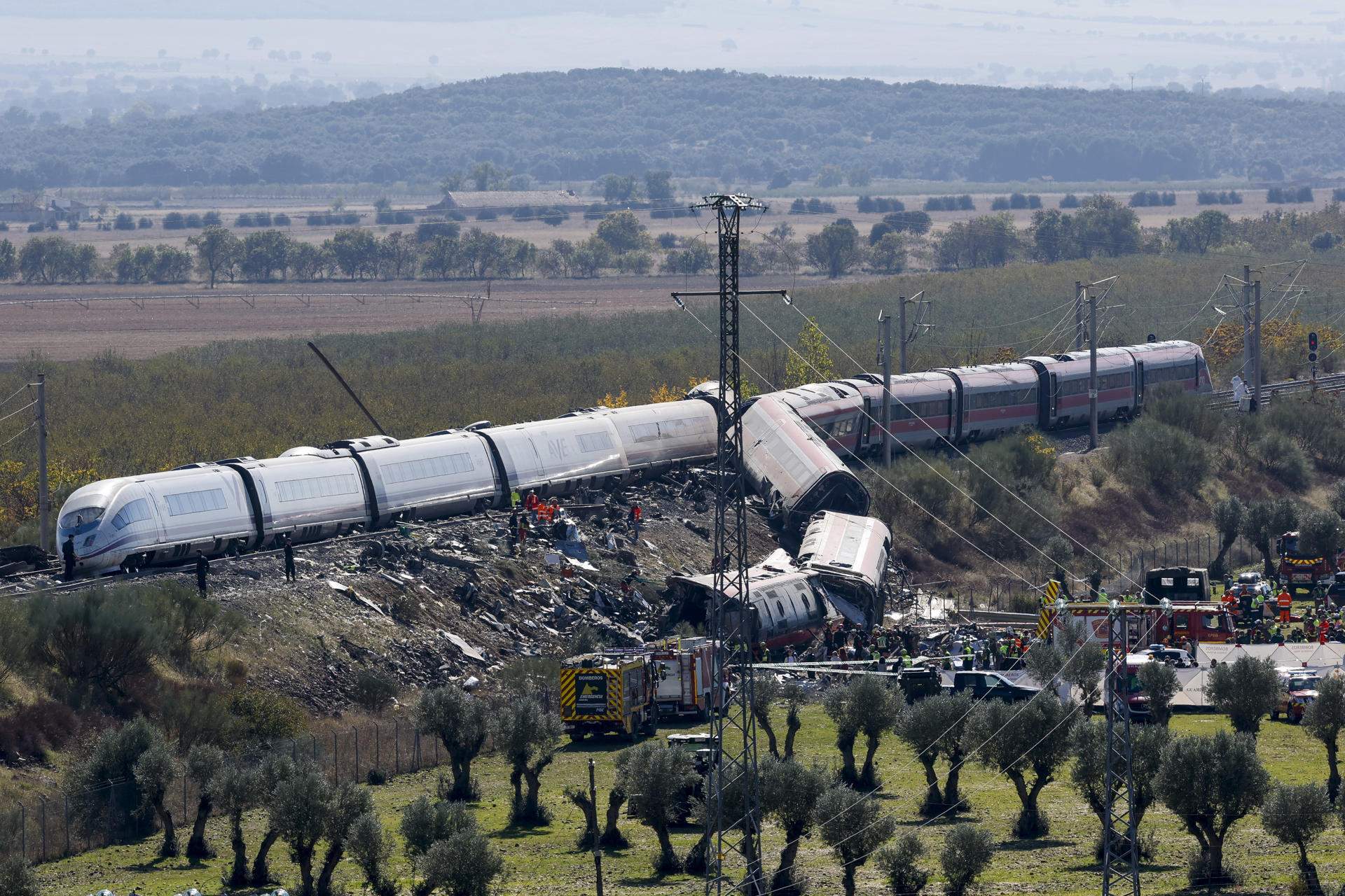 Salen a la luz audios de las conversaciones entre los maquinistas de los trenes accidentados este miércoles en Toledo y el centro de control de Adif en Atocha Urda accidente tren alta velocidad ave EFE  (3)