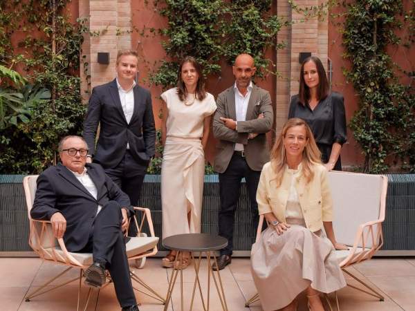 Jordi Serra, presidente y fundador de la cadena hotelera Serras Collection, amb els seus fills Jordi, Marta i Carla Jordi Serra, presidente y fundador de la cadena hotelera Serras Collection, amb els seus fills Jordi, Marta i Carla