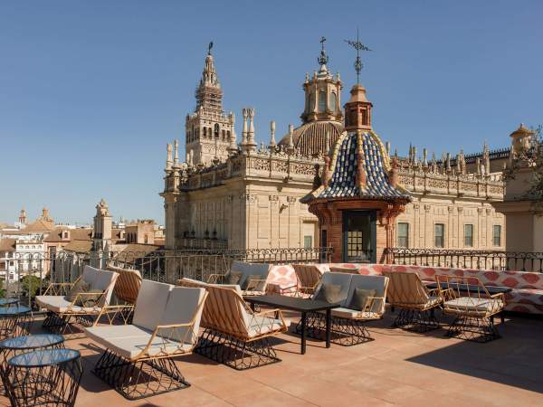 La terrassa de l'hotel Serras Sevilla, de la cadena Serras Collection La terrassa de l'hotel Serras Sevilla, de la cadena Serras Collection