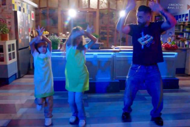 Marc Ribas, ballant amb les seves filles al 'Cuines' 3Cat Marc Ribas, ballant amb les seves filles al 'Cuines' 3Cat