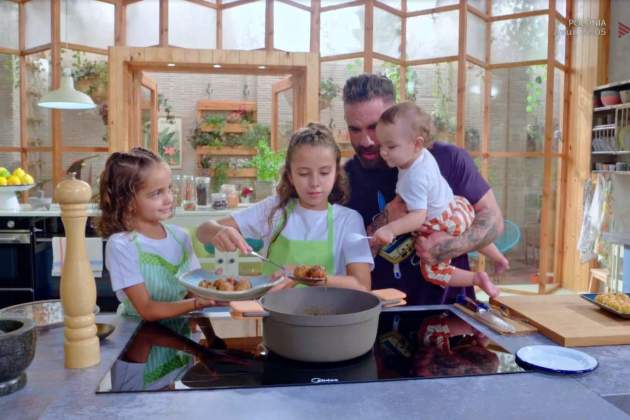 Marc Ribas, amb les seves filles, Ona, Sira i Nina, al 'Cuines' 3Cat2 Marc Ribas, amb les seves filles, Ona, Sira i Nina, al 'Cuines' 3Cat2