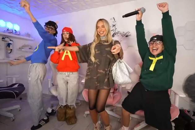 Bad Gyal a la choza amb Alondrissa, Alex OMar i Rai / YouTube Bad Gyal a la choza amb Alondrissa, Alex OMar i Rai / YouTube