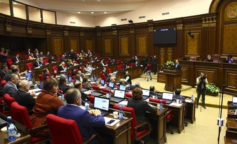 Cops de puny i cadires voladores al Parlament d'Armènia per una polèmica sobre el sexe