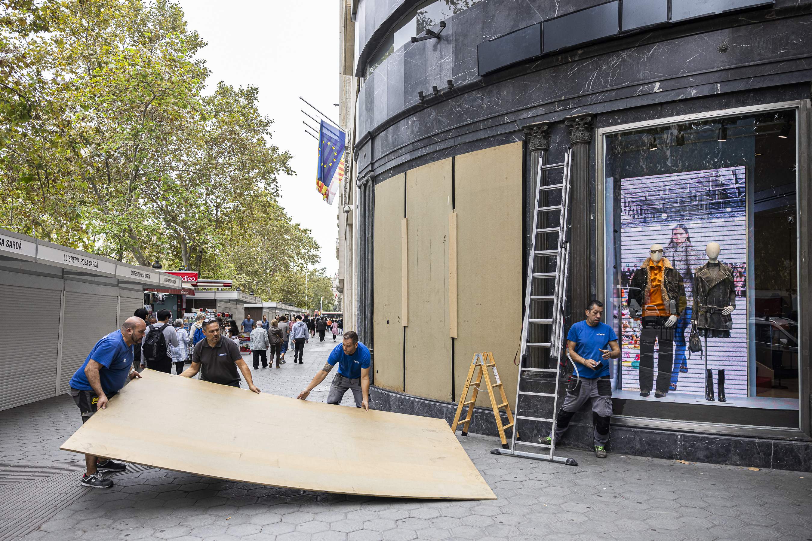 Barcelona es prepara per a una nova nit de caos pels vàndals de Blocus i les botigues es protegeixen