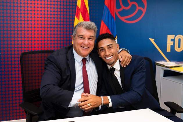 Raphinha amb Laporta quan va fitxar pel Barça l'any 2022/ Instagram