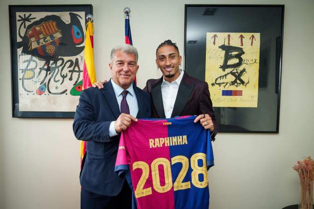 Raphinha amb Laporta quan va signar la renovació / Instagram
