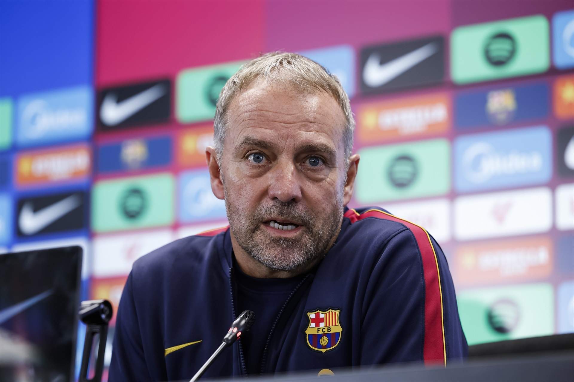 Flick obre la porta a fitxar un central a l'hivern i avança el debut d'un nou jove de la Masia