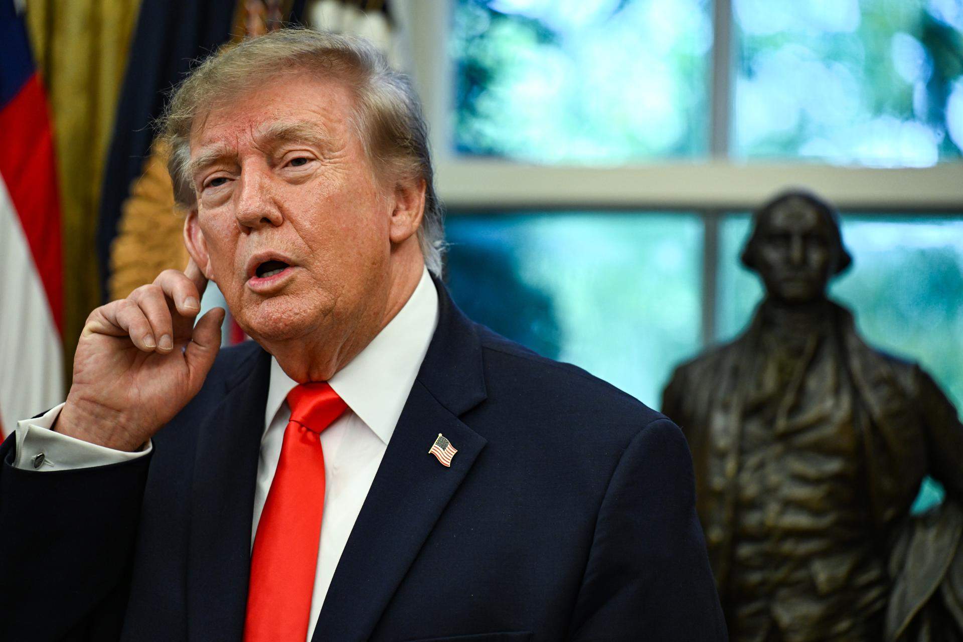 Trump fa marxa enrere i reprèn els mítings entre amenaces de presó i temor d'agents armats als col·legis