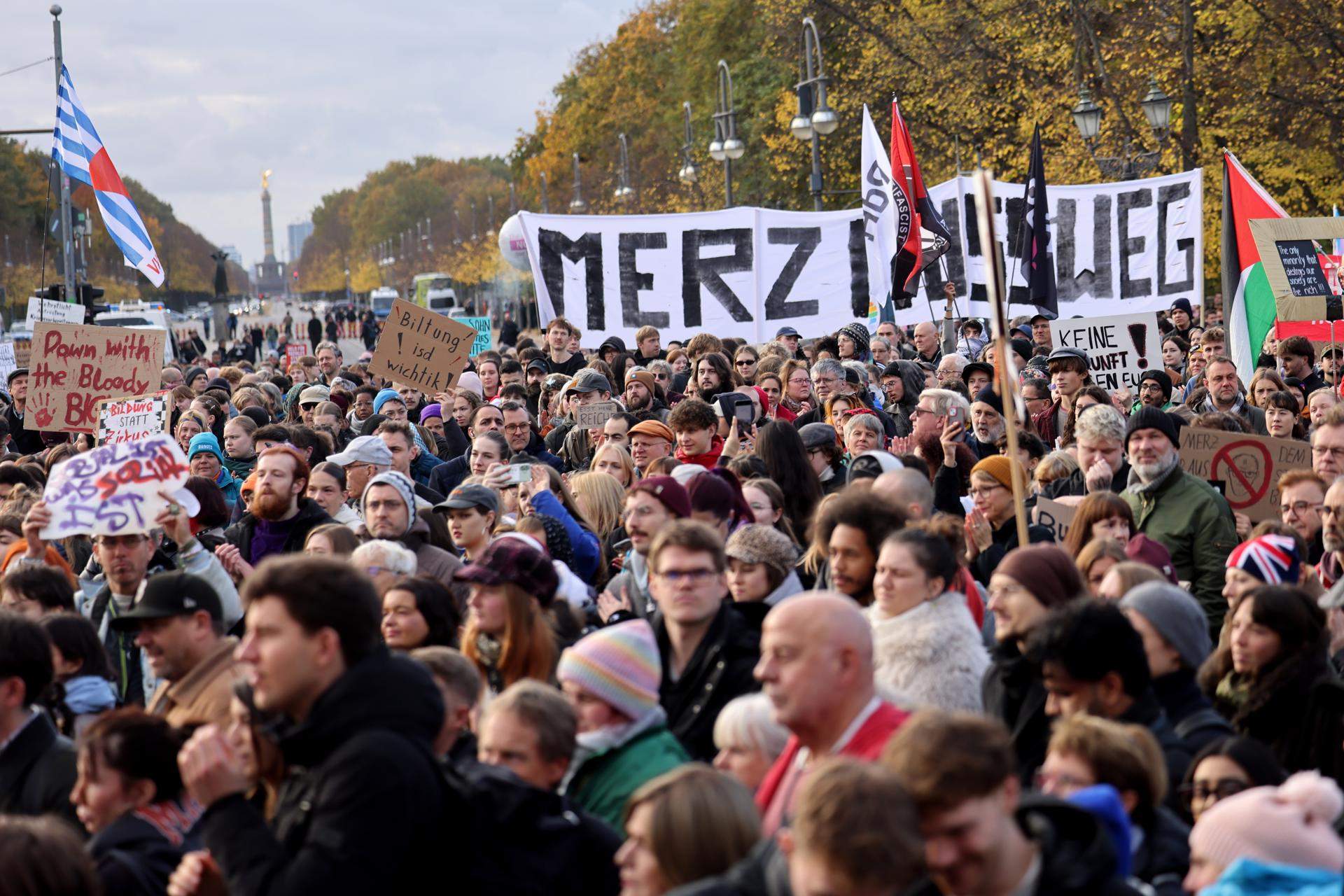 Milers de joves alemanys surten al carrer contra el servei militar i clamen per un futur millor