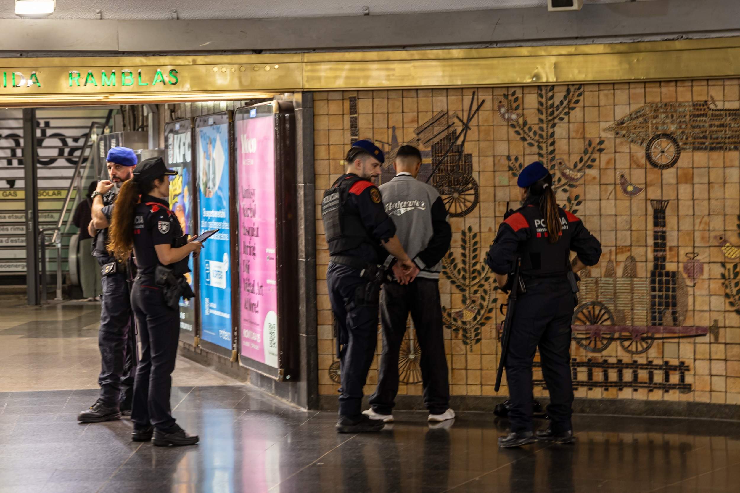 Controls i identificacions massives de Mossos al centre de Barcelona per la nova convocatòria de Blocus