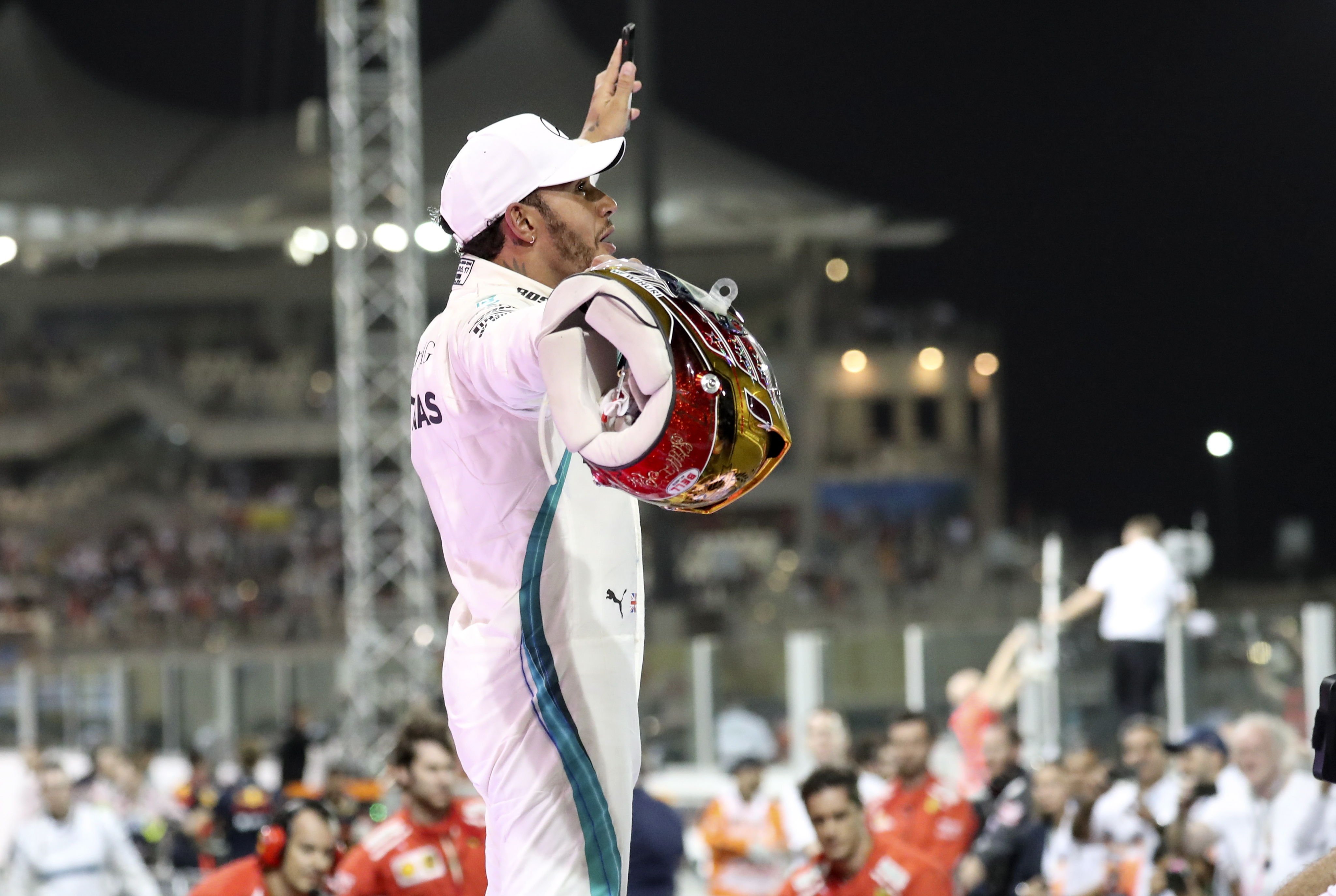 Hamilton gana la última carrera del año en Abu Dabi