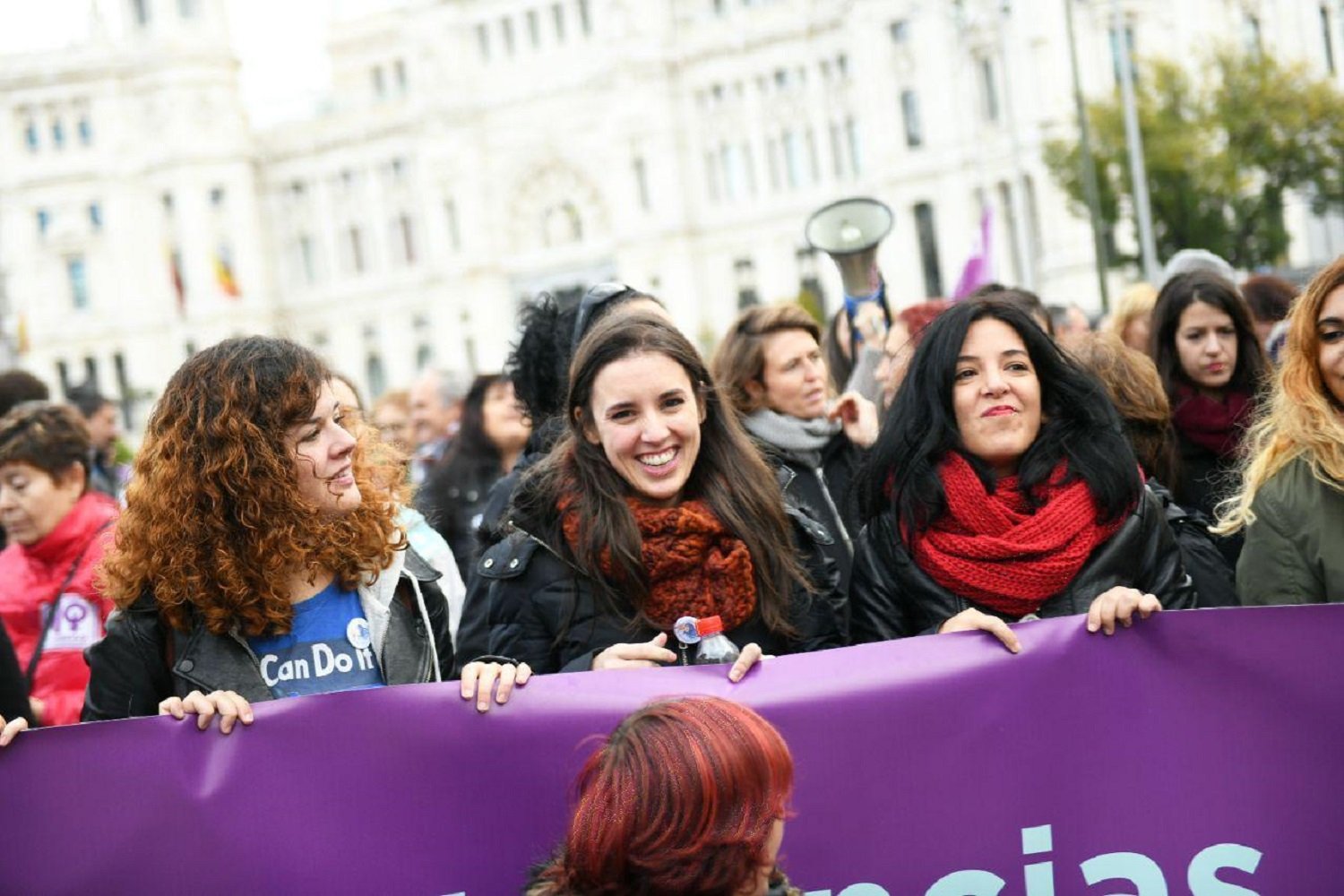 Montero reapareix a la manifestació feminista