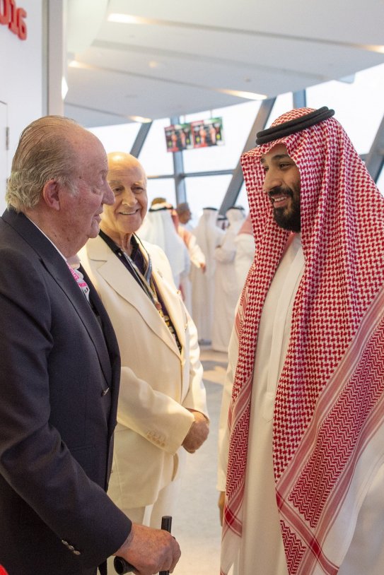 Joan Carles con el príncipe de Arabia Saudí EFE
