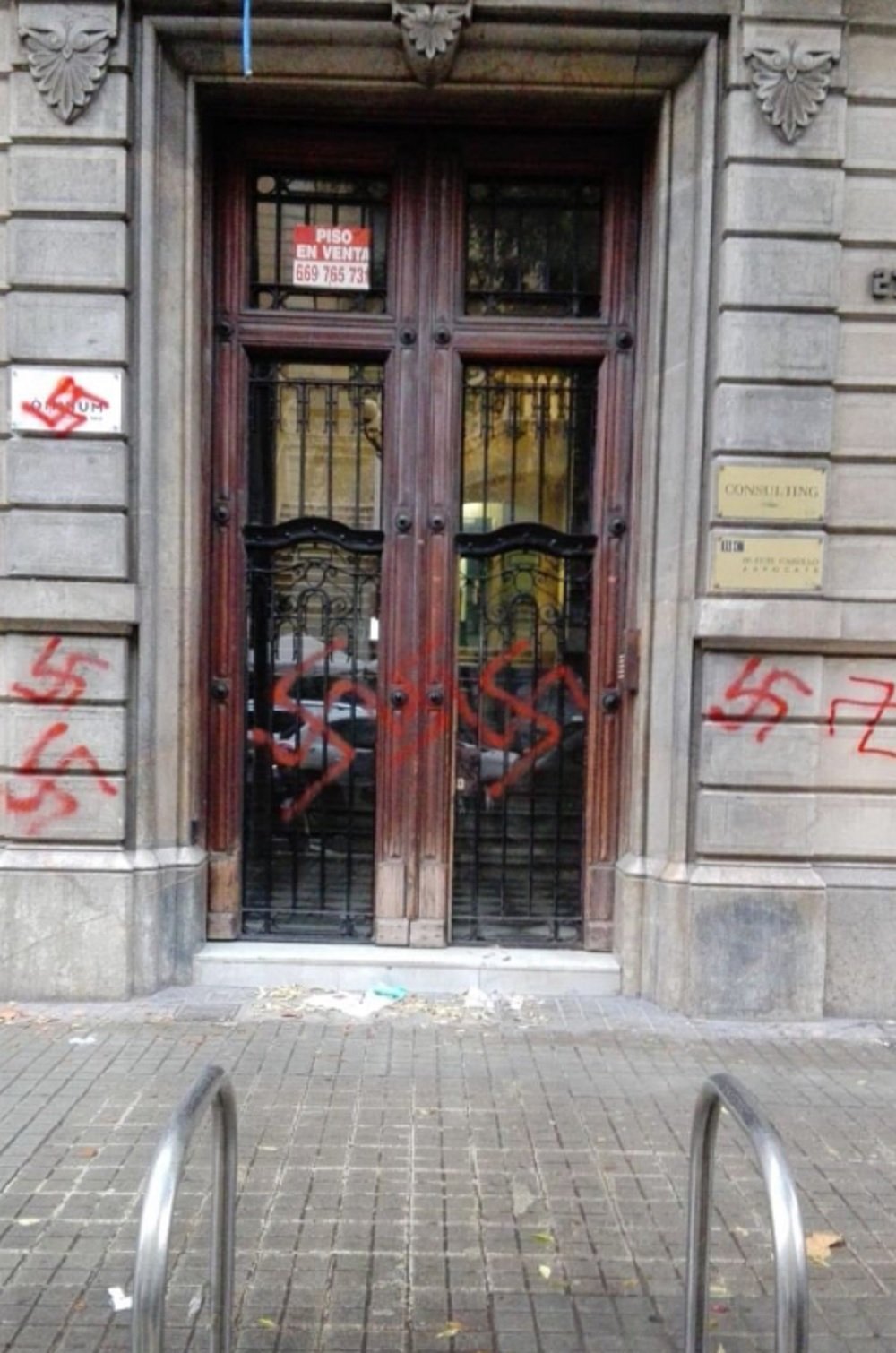 Ataque fascista a la sede de Òmnium