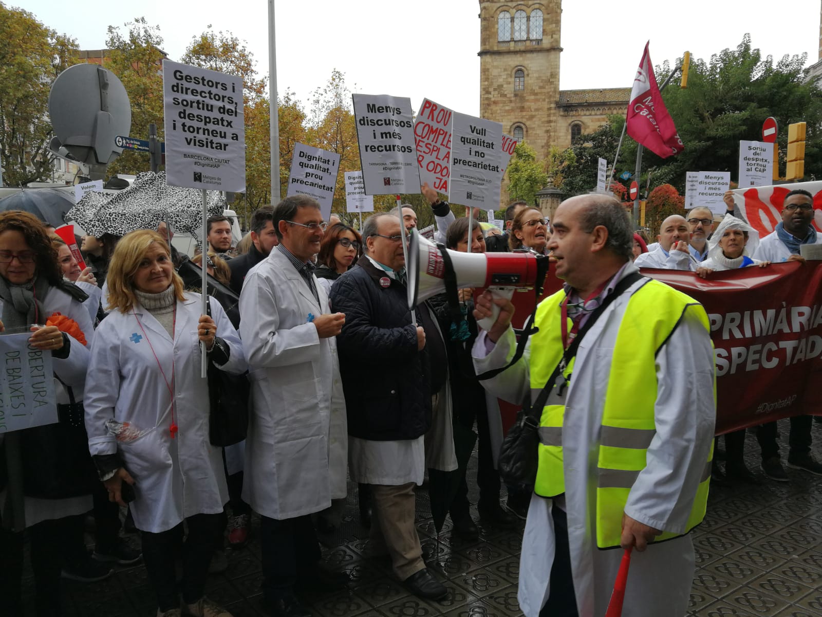 Centenars de metges protesten davant l’ICS en la primera jornada de vaga