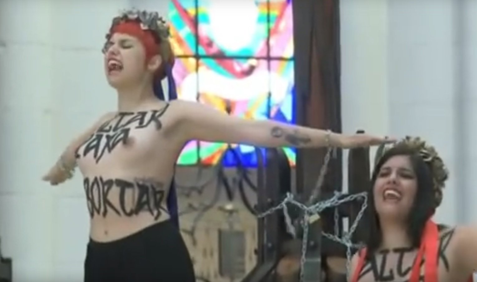 Absueltas dos activistas de Femen por encadenarse al altar de la Almudena