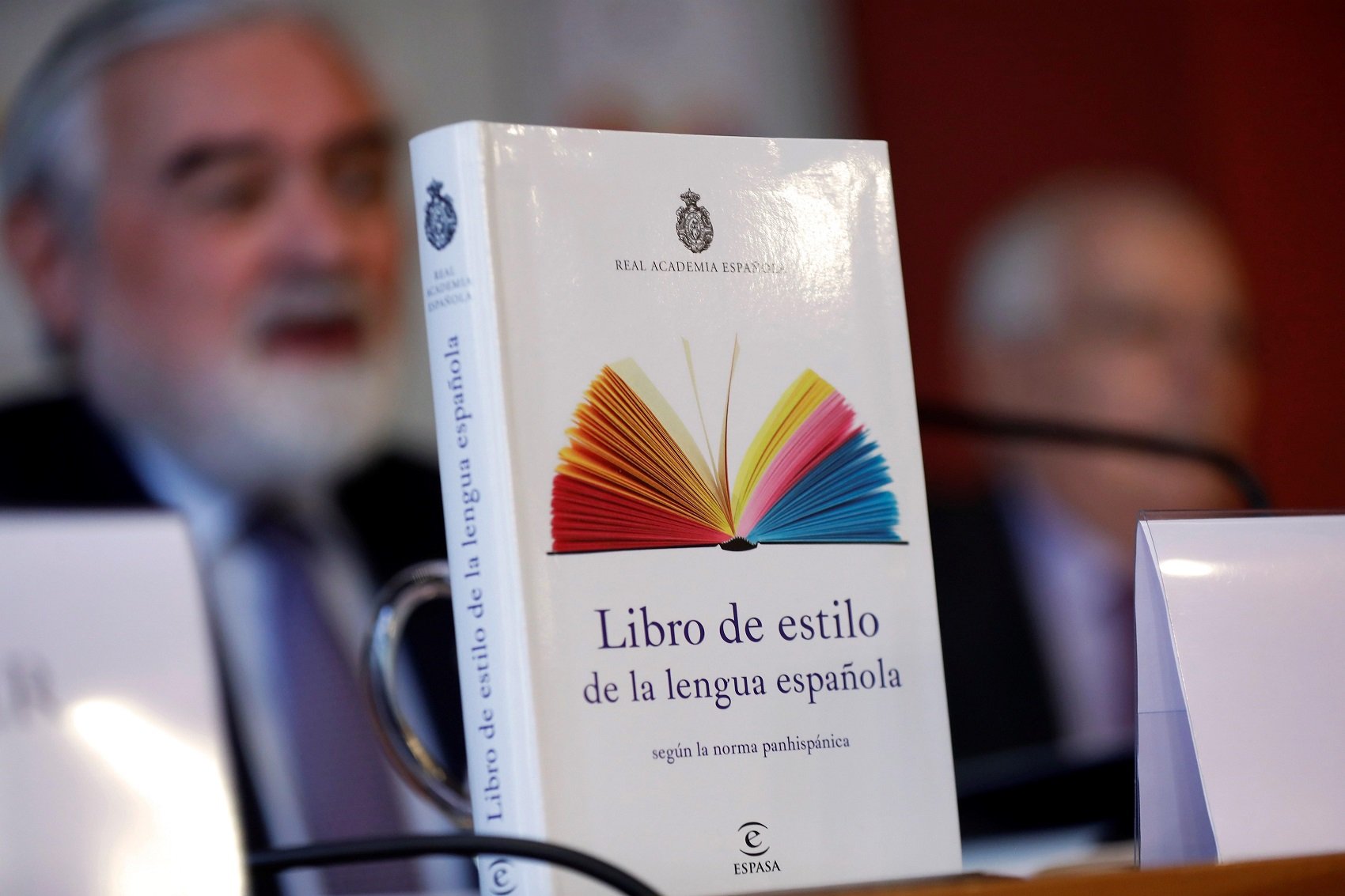 El nuevo libro de la RAE para "escritores digitales": en formato papel y en masculino