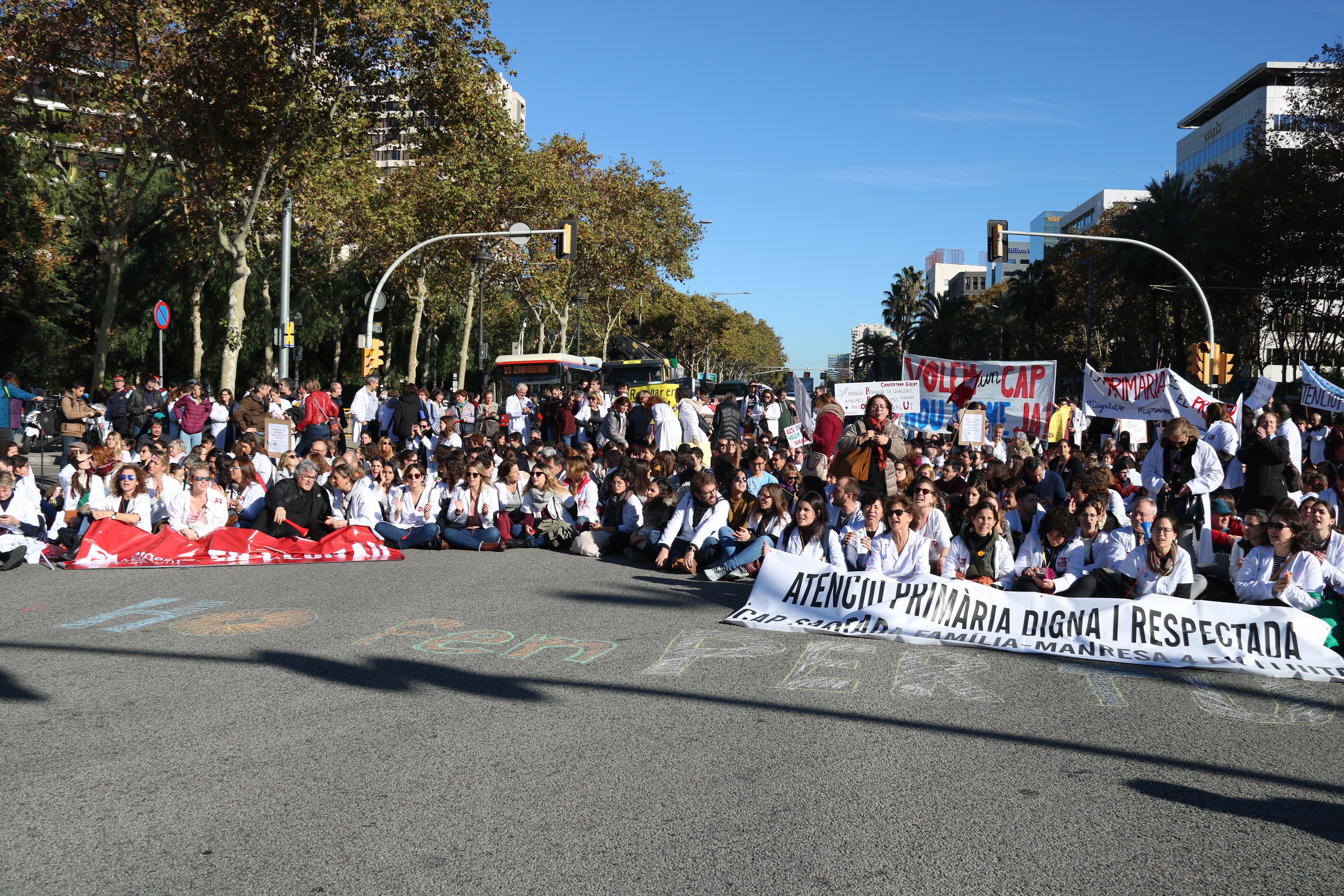 La manifestación de médicos corta la Diagonal en el segundo día de huelga