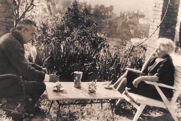 Joan Sales y Mercè Rodoreda, en el jardín de casa del primero/Archivo Joan Sales