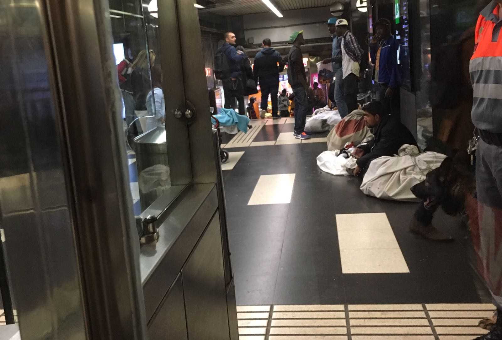 Agentes de seguridad permiten a manteros colarse en el Metro por "orden del Ayuntamiento"