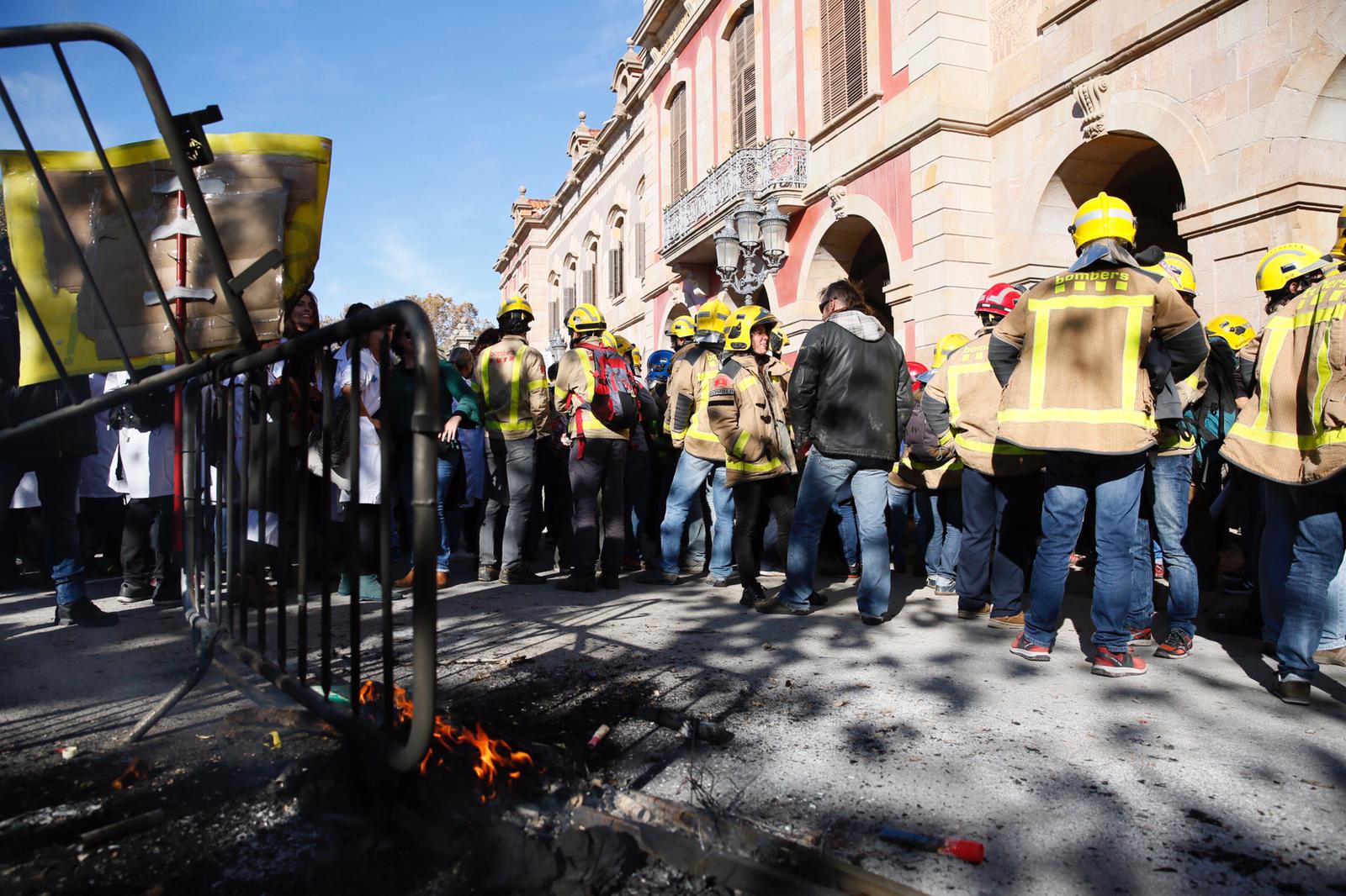 VÍDEOS: Tensió al Parlament, els bombers intenten entrar-hi