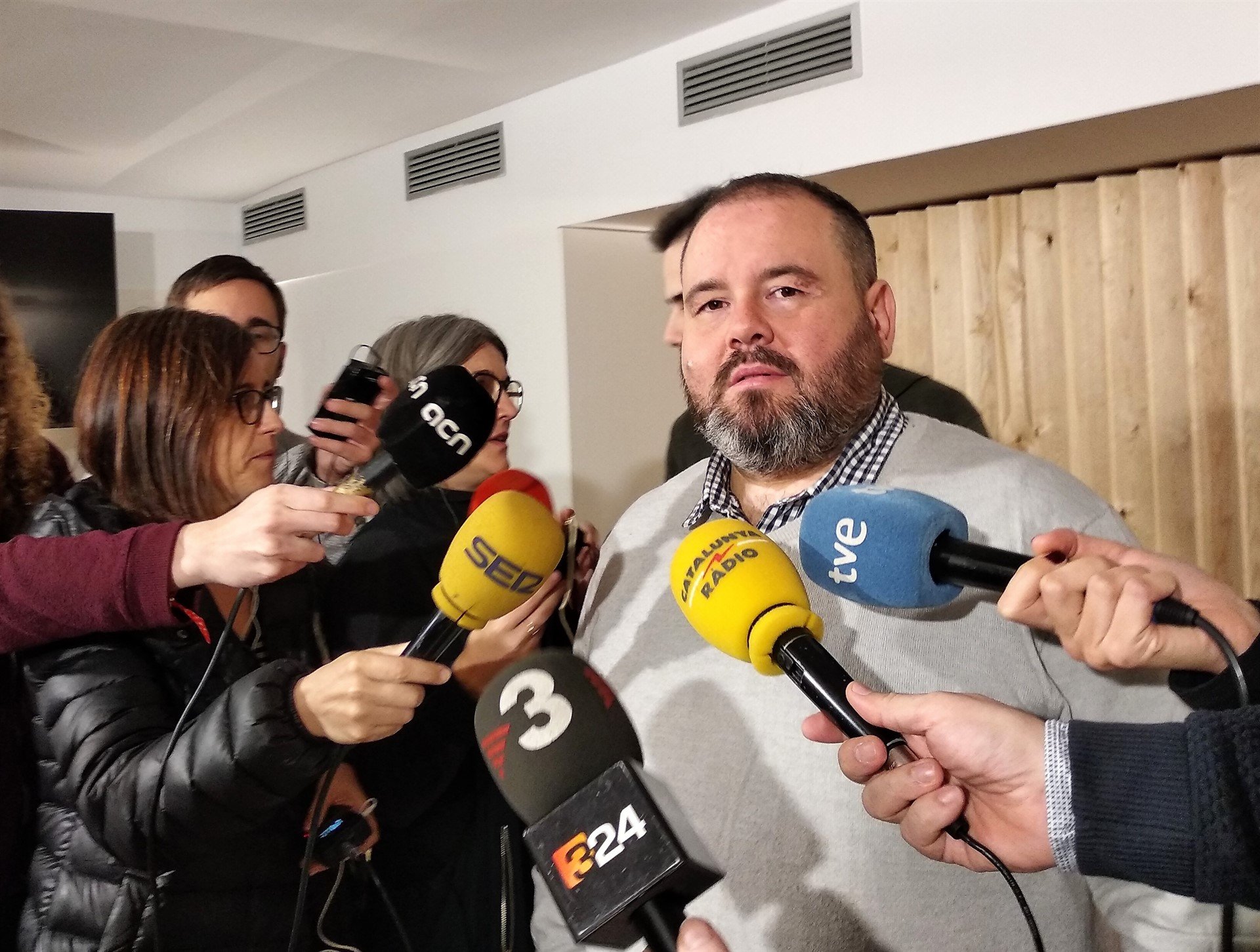 Els comuns acusen el govern espanyol d'usar el TC com a "escut" de la monarquia