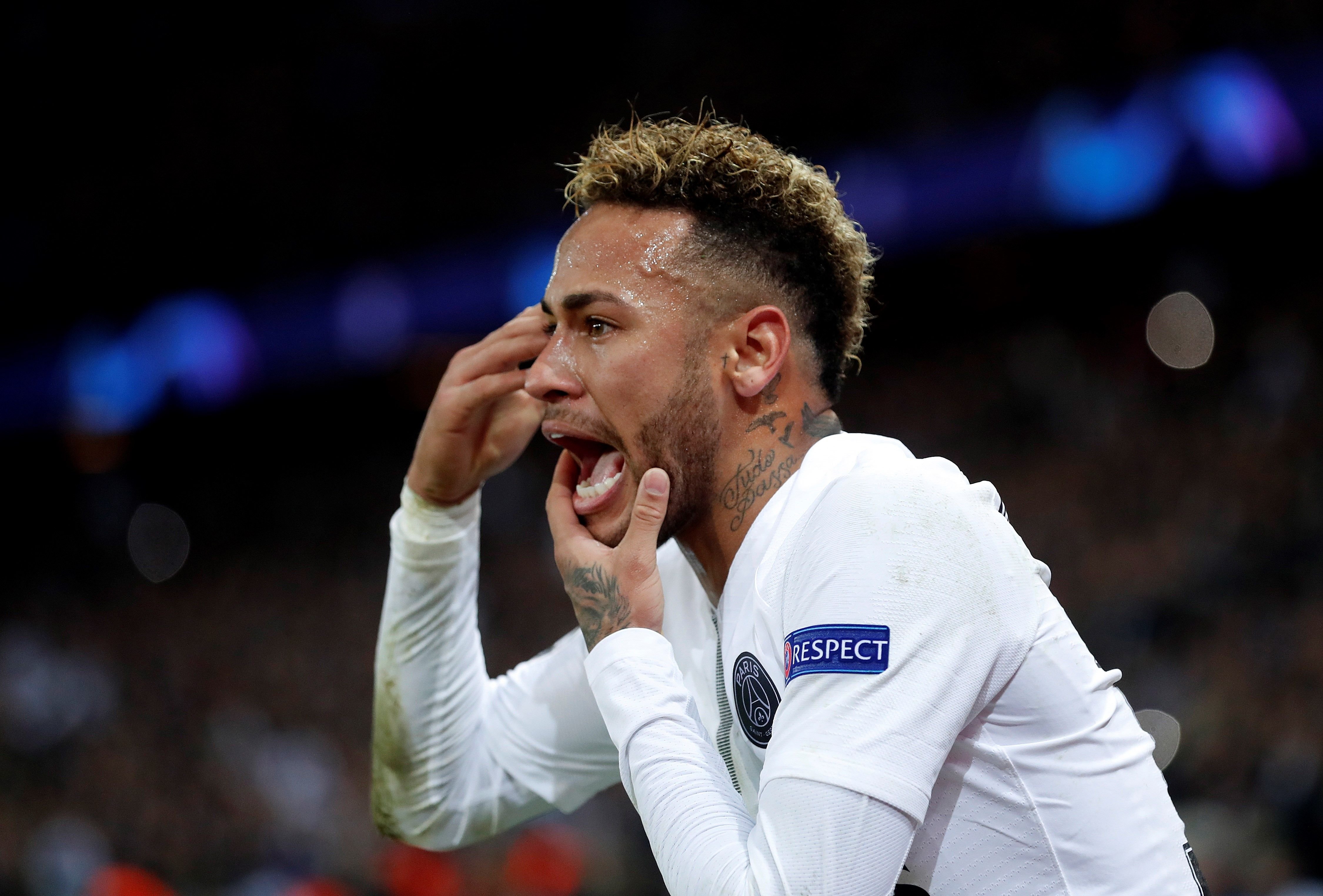 Neymar s'oblida de la pilota i s'encara amb l'afició del PSG