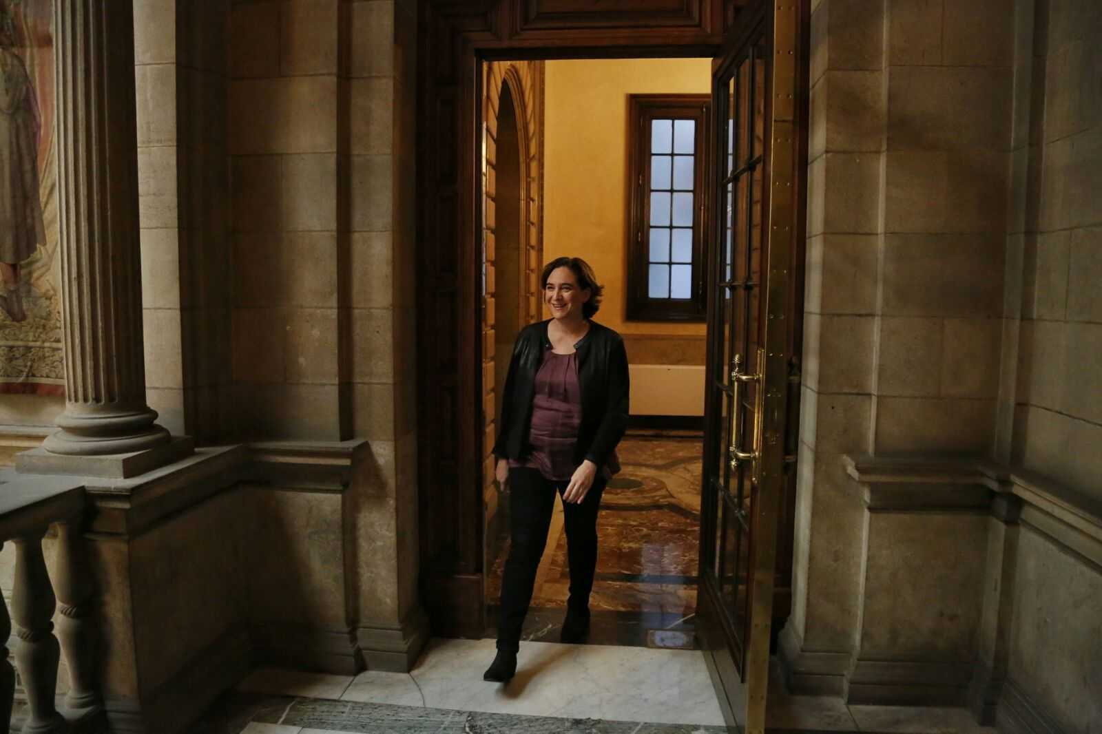 Colau acusa a ERC de partidismo, pero hace un llamamiento a acordar las cuentas
