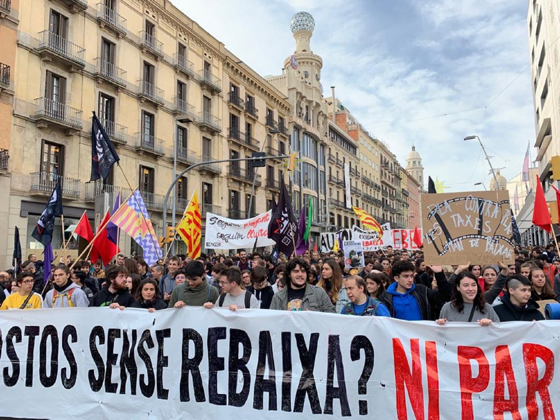 Metges, professors, estudiants i funcionaris, en una macrovaga contra les retallades