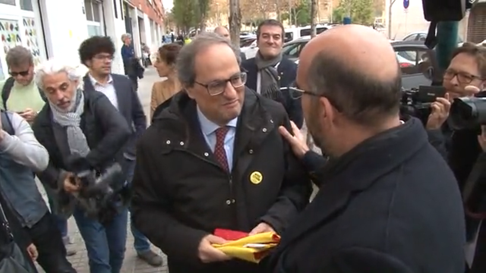 Vídeo: Un concejal del PP le da a Torra las banderas de Catalunya y España