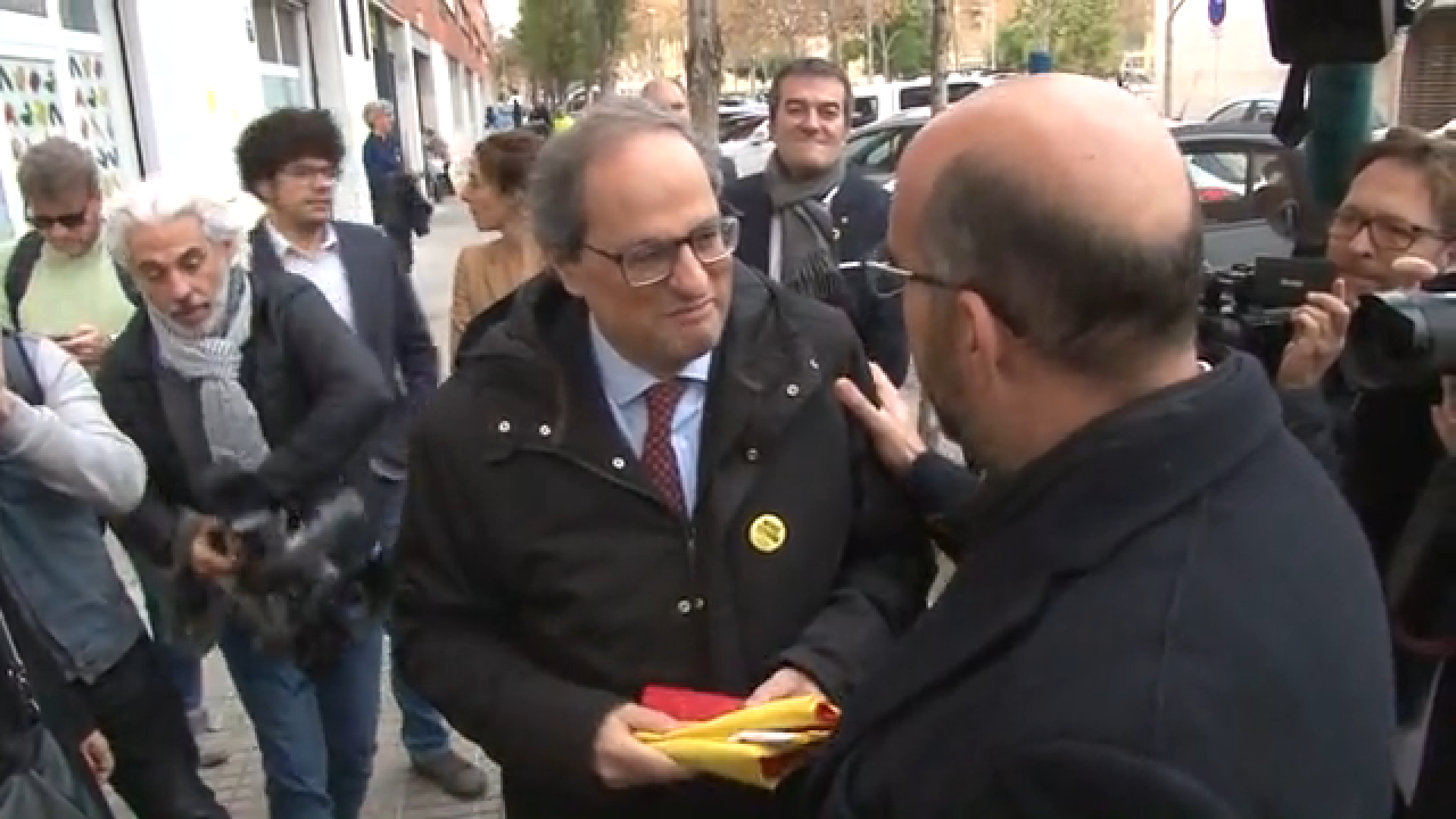 Vídeo: Un regidor del PP dona a Torra les banderes de Catalunya i Espanya