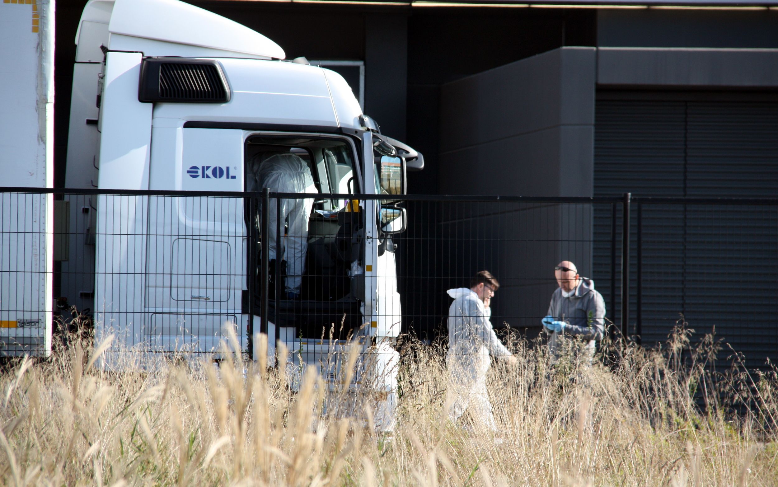 Localitzen cinc immigrants amagats a la càrrega d'un camió a Salt