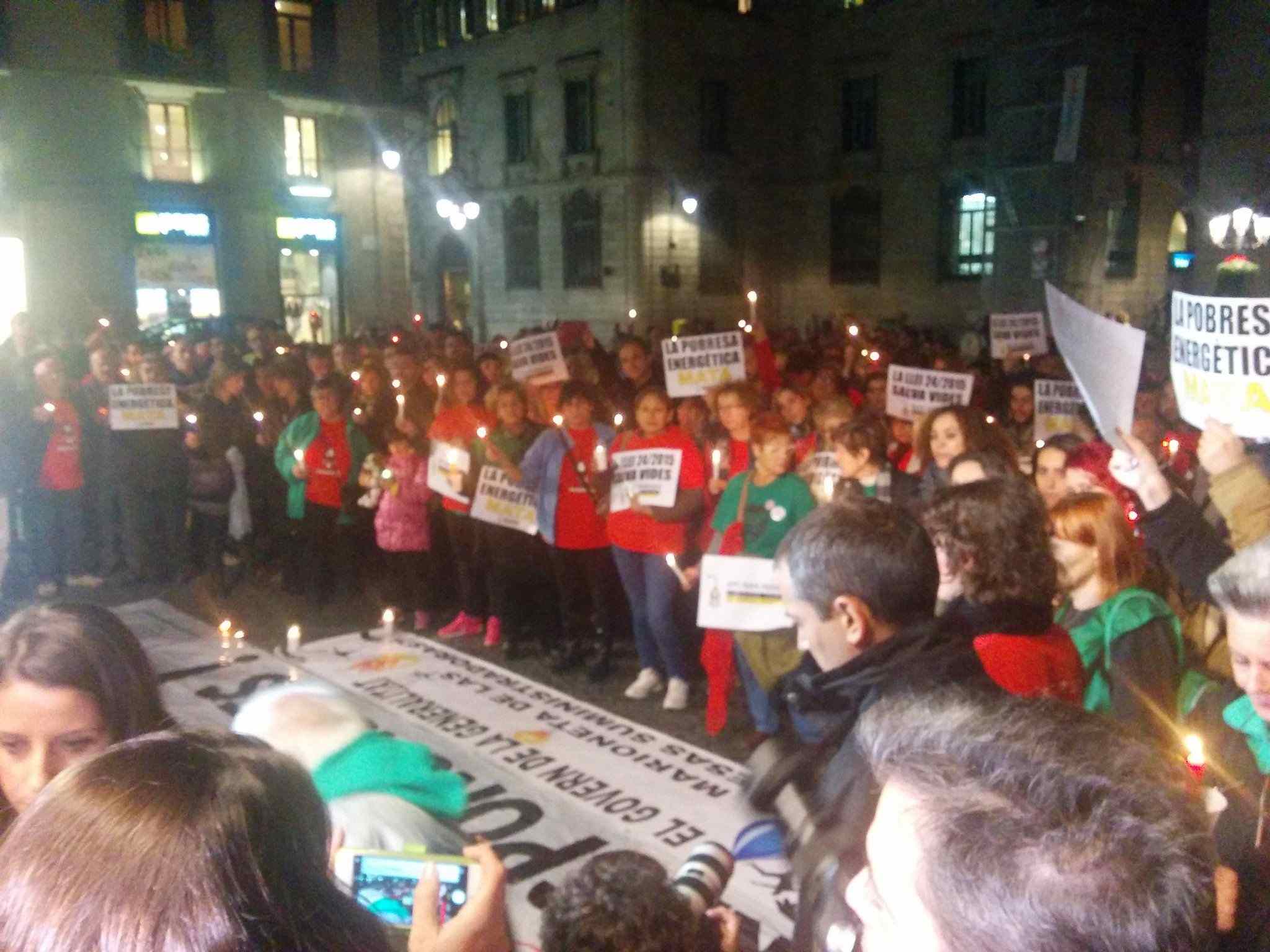 Concentració a la Plaça Sant Jaume per demanar la fi dels talls de llum