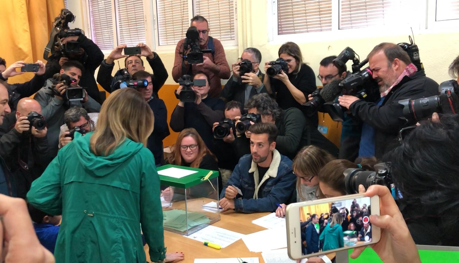 Vídeo | Apoderats de Vox escridassen Susana Díaz mentre vota: "Se t'acaba la bicoca"