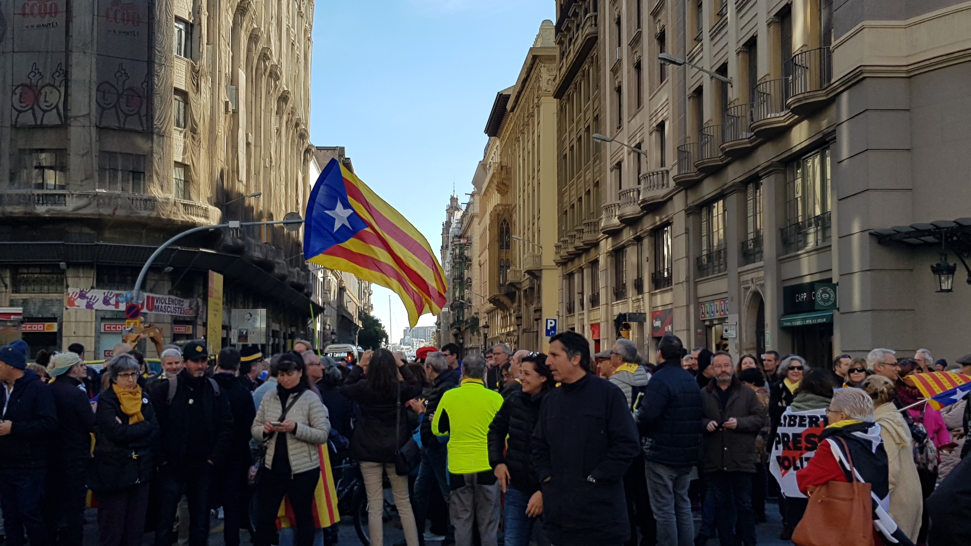 Una manifestació de suport als presos polítics talla la Via Laietana