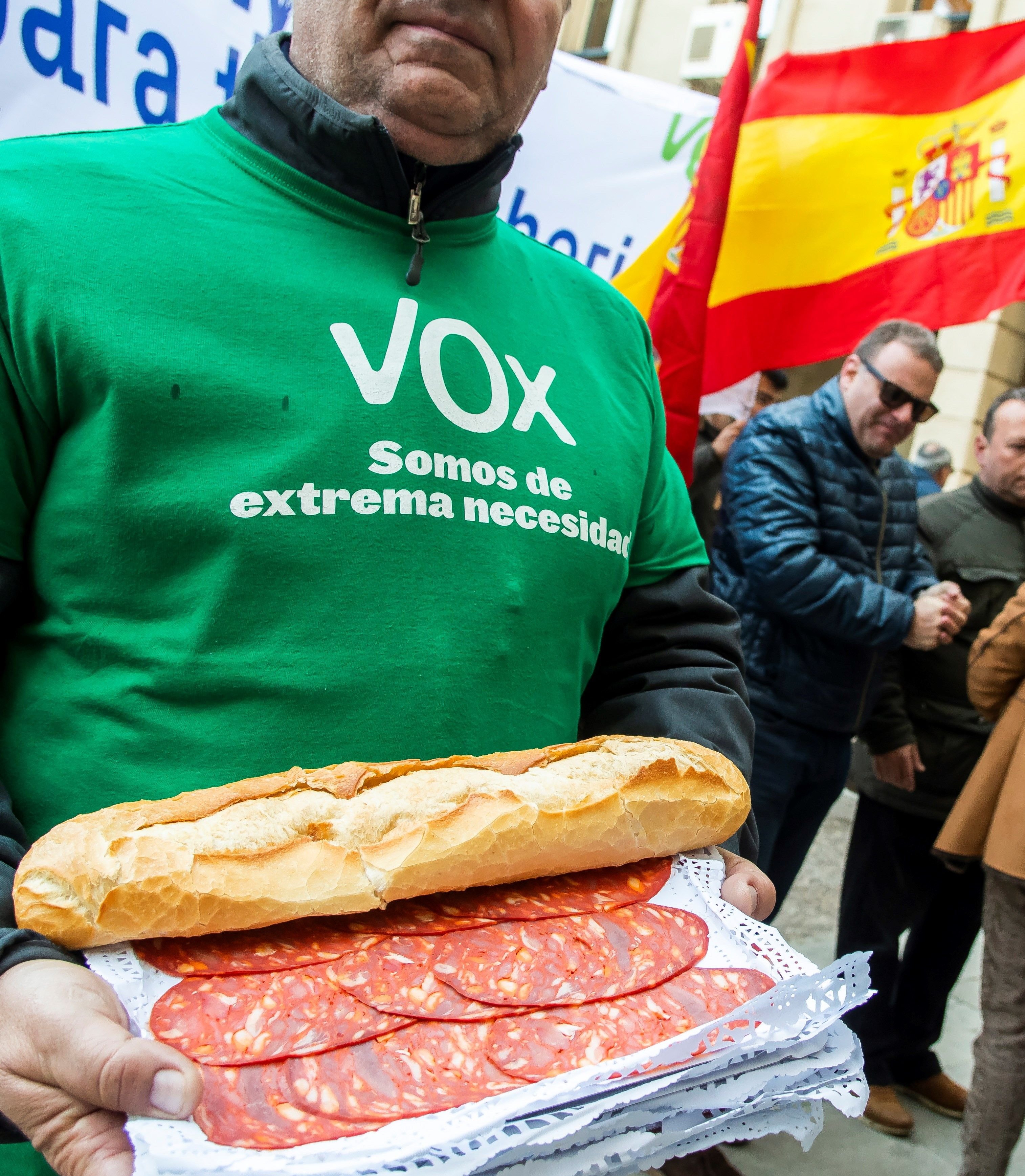 La prensa española normaliza a Vox; la catalana les llama "ultras"