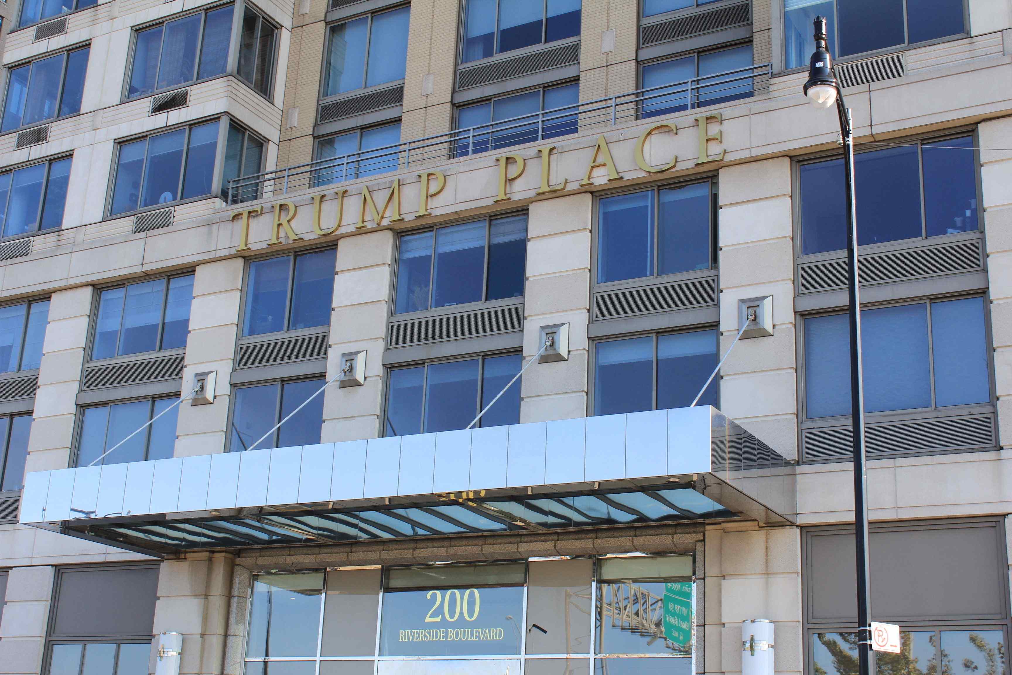 Tres edificis de Nova York retiren de les seves façanes el cognom Trump