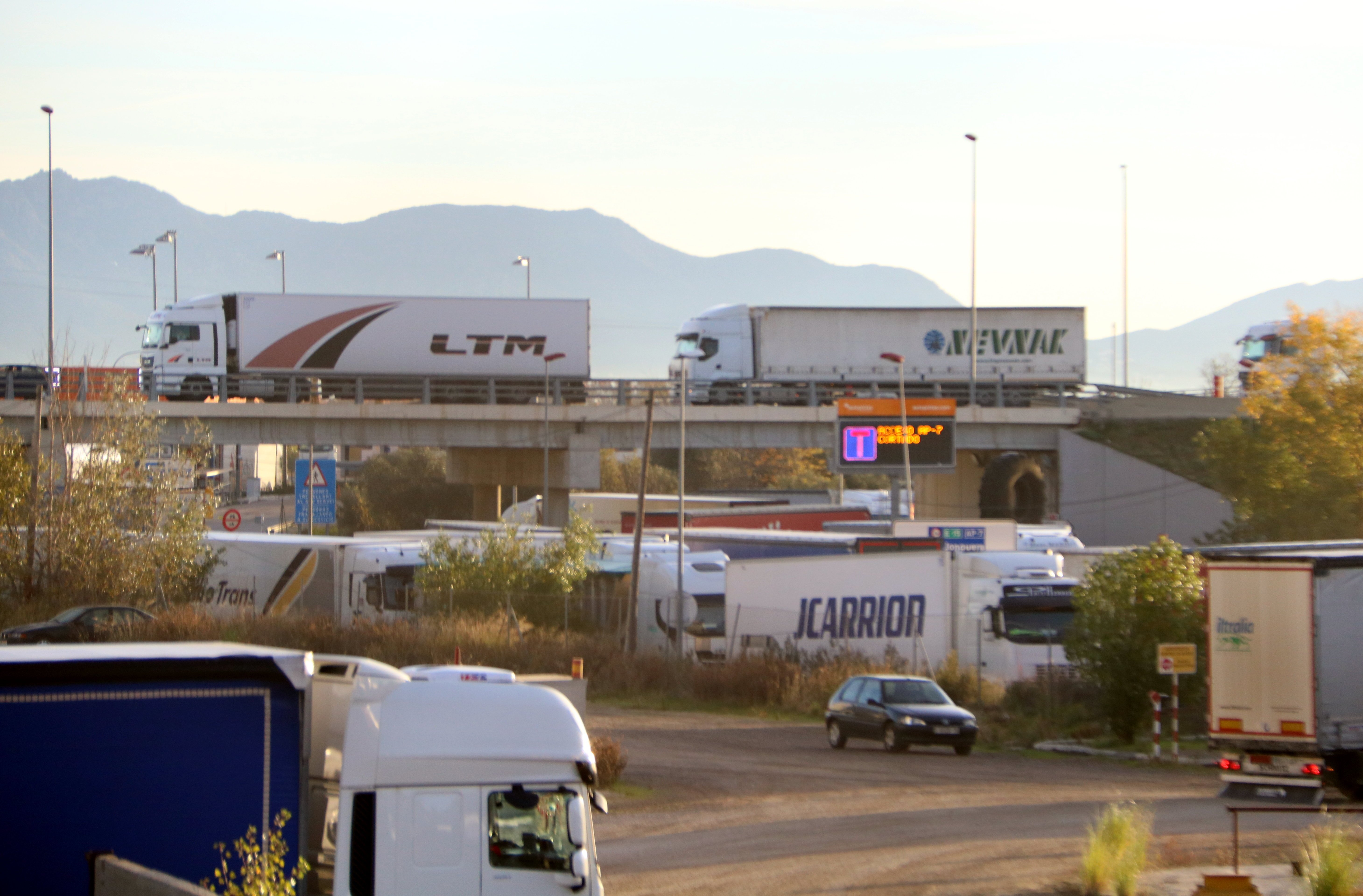 Se levanta la restricción para camiones de transporte internacional en la AP-7 en la Jonquera