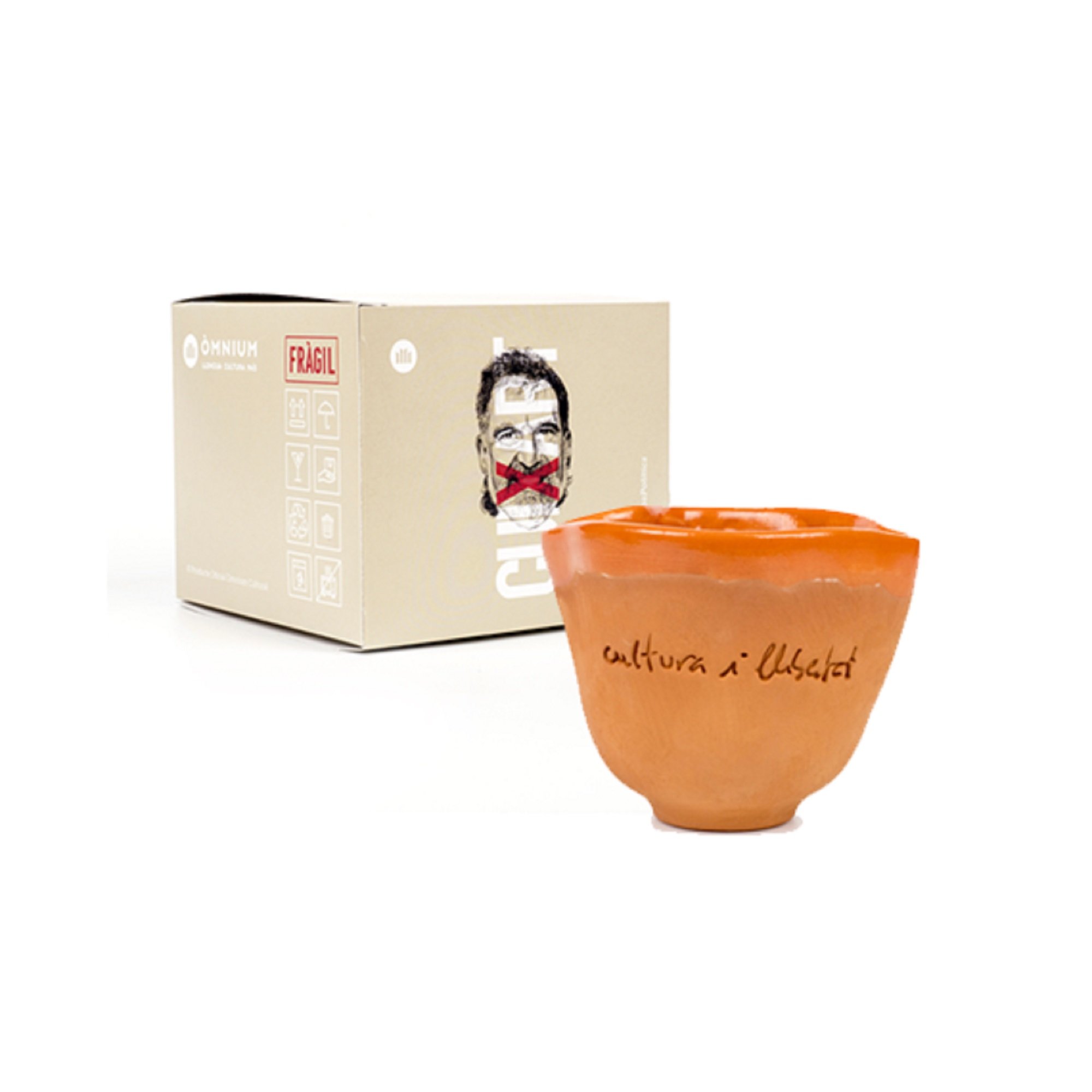 Es reprodueix una tassa que Cuixart ha fet amb les seves mans a Lledoners