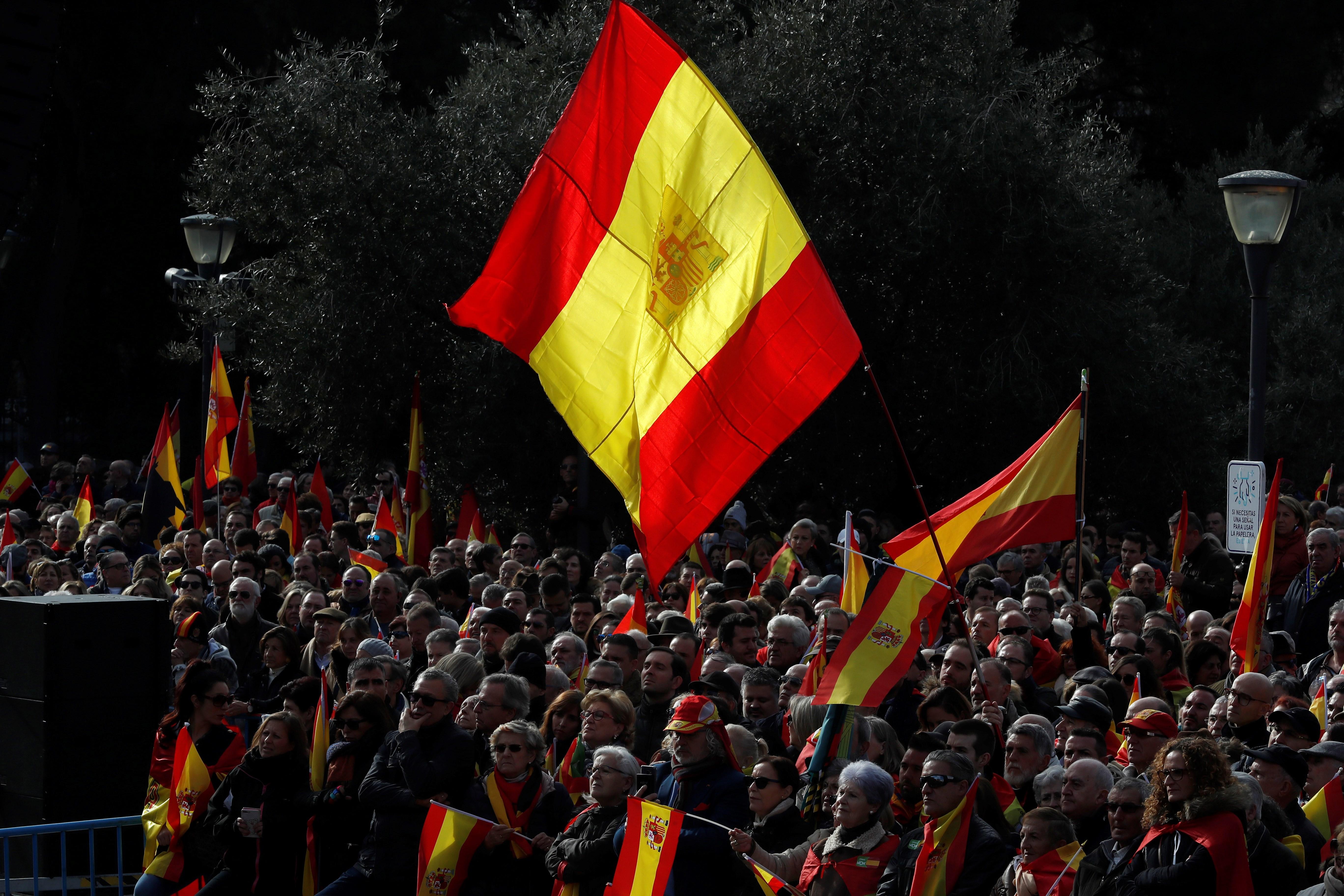 La Fiscalia demana al TS que condemni tres joves per cremar una bandera espanyola