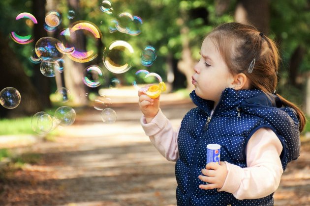 niña burbujas - pixabay