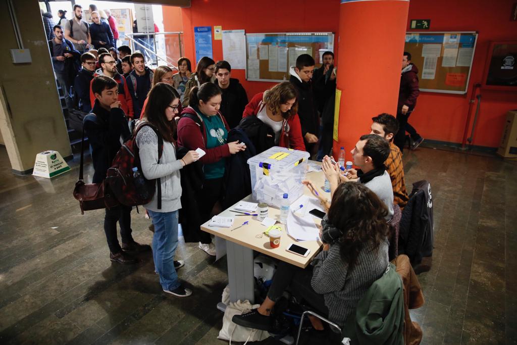 Students queue to vote in unofficial referendum on Spanish monarchy