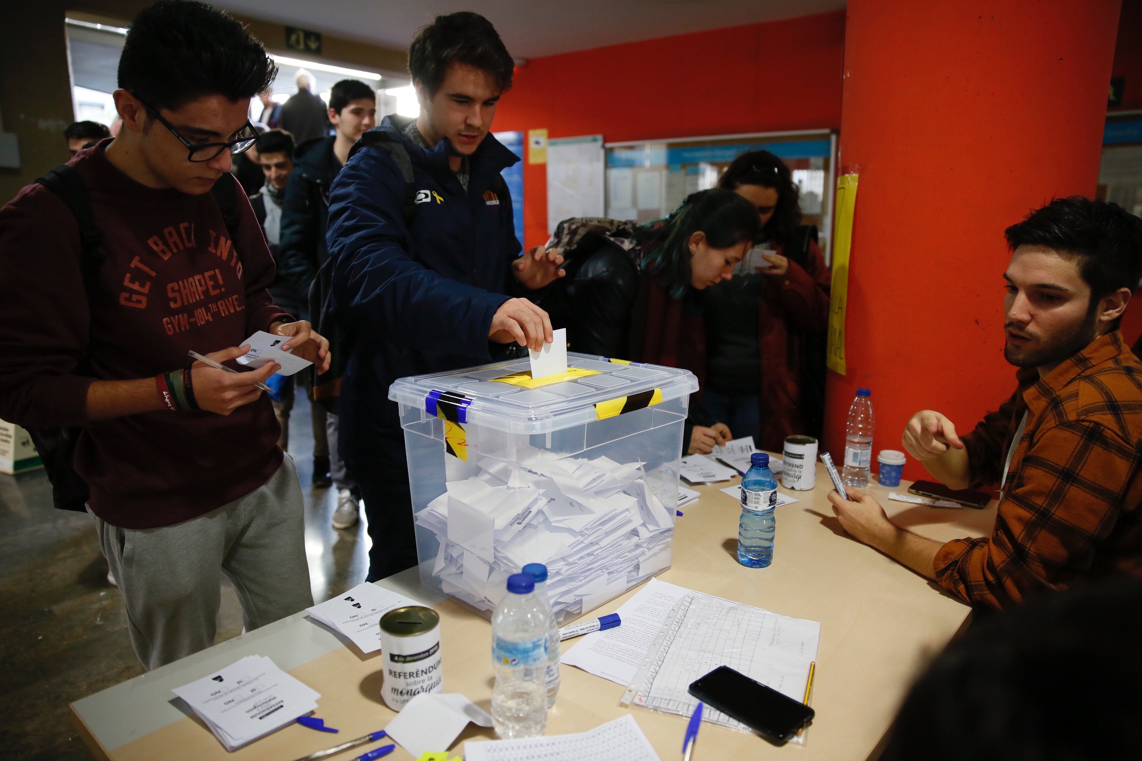 El 95,8% dels universitaris de la UB i la UPF voten en contra la monarquia